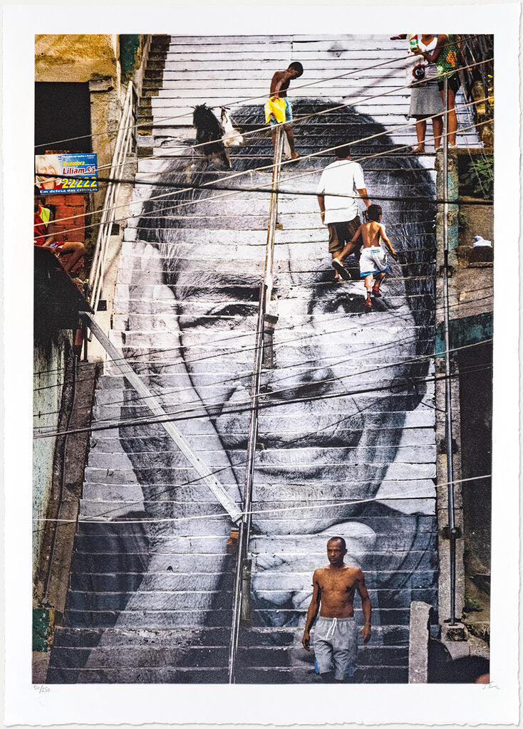 JR - 28 Millimètres, Women Are Heroes, Action dans la Favela Morro da Providência, Escalier, close-up, Rio de Janeiro, Brésil, 2022, 2022 - Pinto Gallery