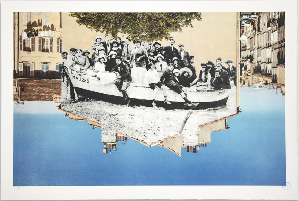 JR - Unframed, un groupe posant dans une barque amarrée sur la plage revu par JR, Marseille vers 1930, Marseille, France, 2013, 2019 - Pinto Gallery
